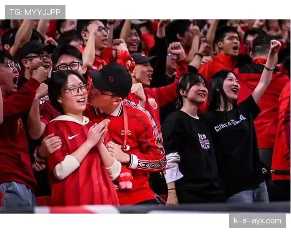 上海海港球迷蓝魔热情助威，主场氛围燃爆全场