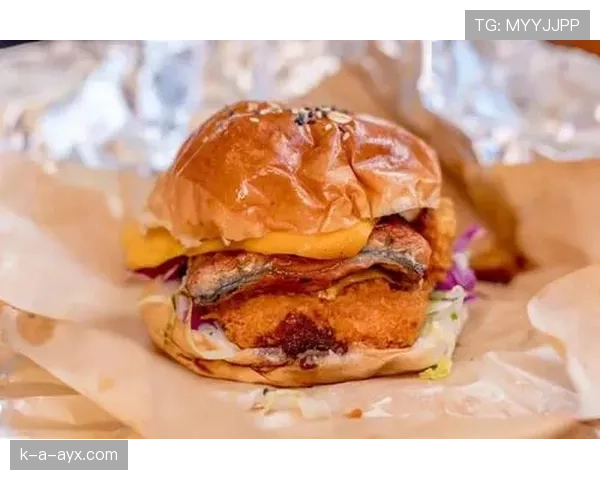 托尼娅·哈丁训练完顺手啃个汉堡，这自律程度真绷不住了