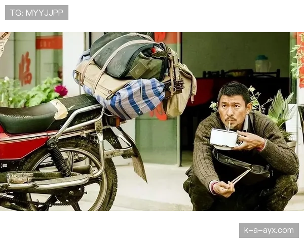 丁霞训练完直接蹲路边啃烧饼，这自律我真看不懂